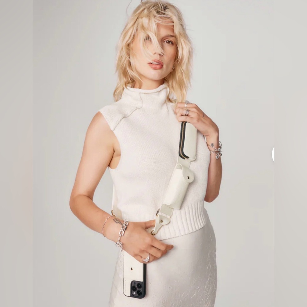Bandolier Billie
CROSSBODY IPHONE CASE IN IVORY/GOLD iPhone 15 Pro